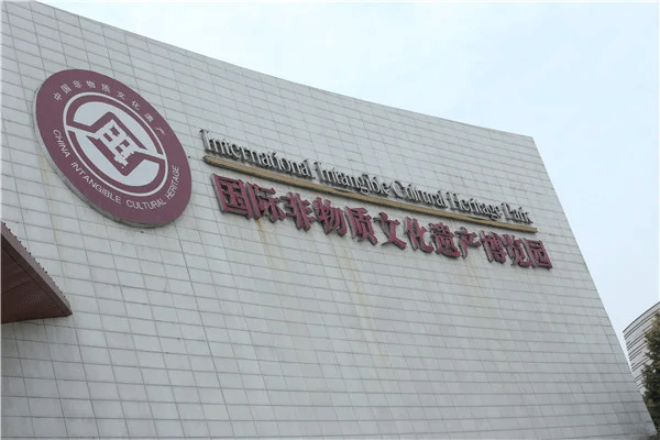 樓頂大型發(fā)光字制作安裝報價方案，可私咨詢哦